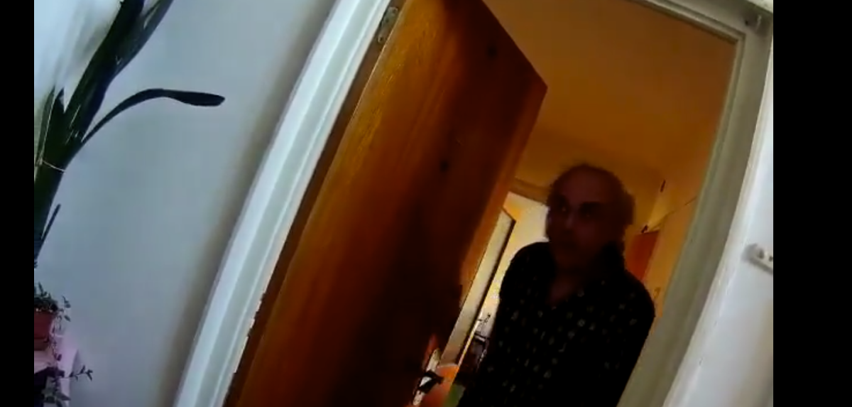 Un apel la 112 anunţa un scandal în familie. Poliţistul ajuns la faţa locului, lovit cu un pumn în faţa de bătrânul recalcitrant – VIDEO