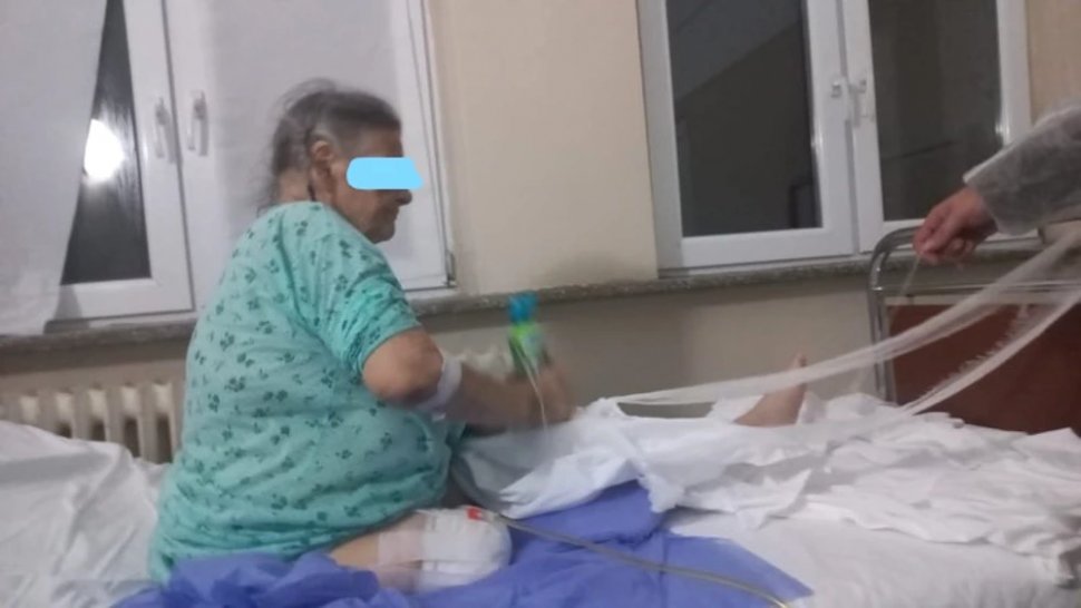 Acuzații la Spitalul de Urgență Craiova. O bătrână cu piciorul amputat, umilită de infirmiere a murit: ”Nu sunt plătite să care 100 de kilograme”