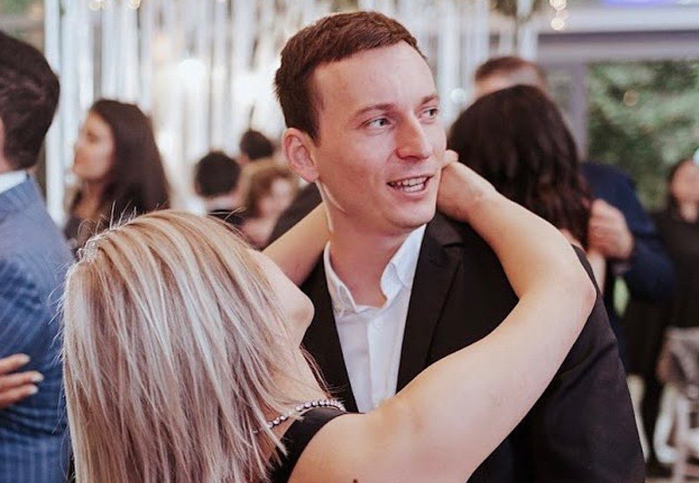 Cine este, de fapt, logodnica lui Denis Roabeș, solistul de la The Motans. Nu este deloc străină de industria showbiz-ului