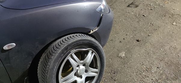 Capcanele de pe drumul spre Rediu: Un ieșean și-a rupt roata de la mașină într-o groapă!