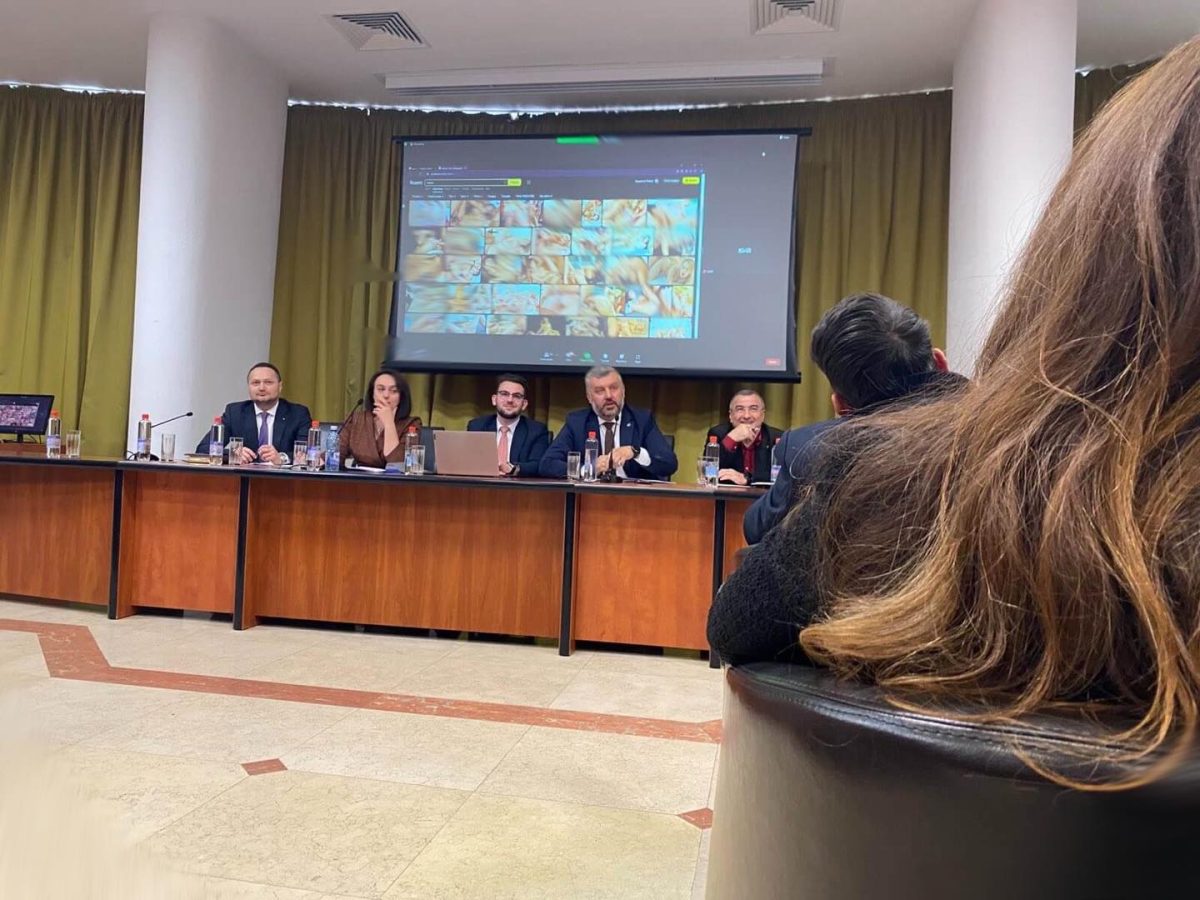 Fotografii cu materiale pentru adulți, proiectate chiar la dezbaterea privind securitatea cibernetică a României