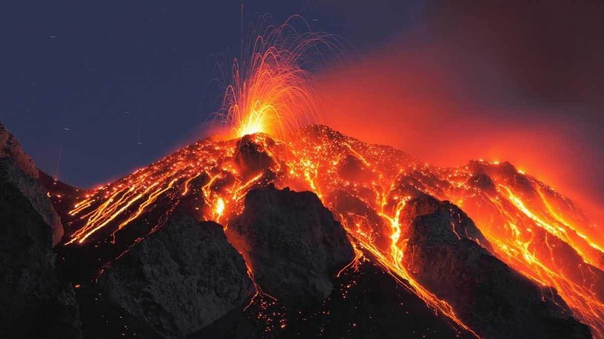 Mauna Loa, cel mai mare vulcan din lume, a intrat în faza de erupţie, după 38 de ani. Autorităţile au ridicat nivelul de alertă