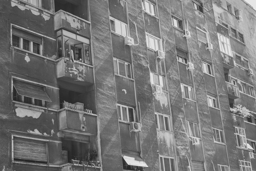Motivul pentru care un adolescent de doar 17 ani s-a aruncat de la etajul doi al unui bloc din Târgu Jiu. Mama lui a fost cea care a sunat la 112