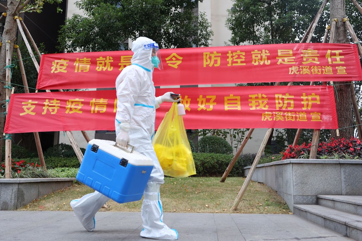 China bate record după record de infectări cu COVID. Sunt focare în aproape toate regiunile