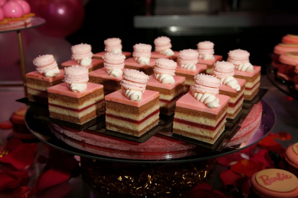 Dulciurile s-au scumpit cu 25%. Cât costă acum o felie de tort