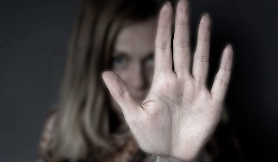 Dosar penal pentru o fată de 15 ani, după ce a bătut o altă adolescentă în curtea unui liceu