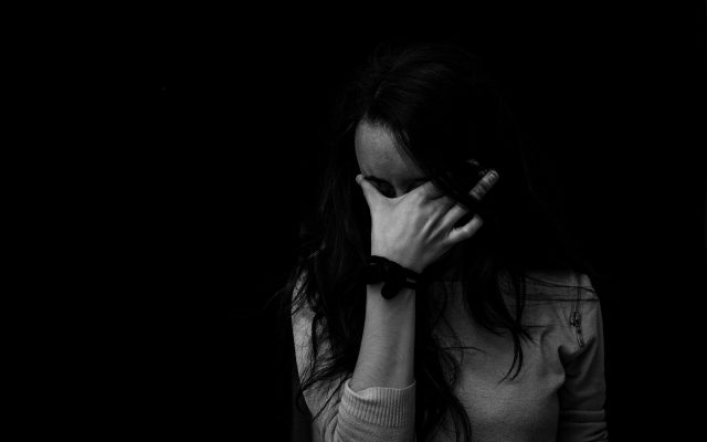 O femeie a fost găsită moartă în apartament de către polițiști. Nu mai ieșise din casă deloc după ce se despărțise de iubit