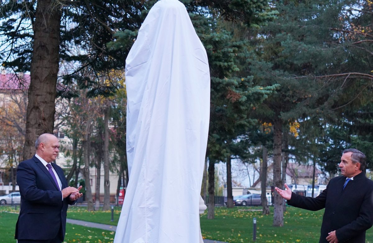 Moment emoţionant la USV Iaşi! Comunitatea academică i-a sărbătorit pe marii profesori – FOTO