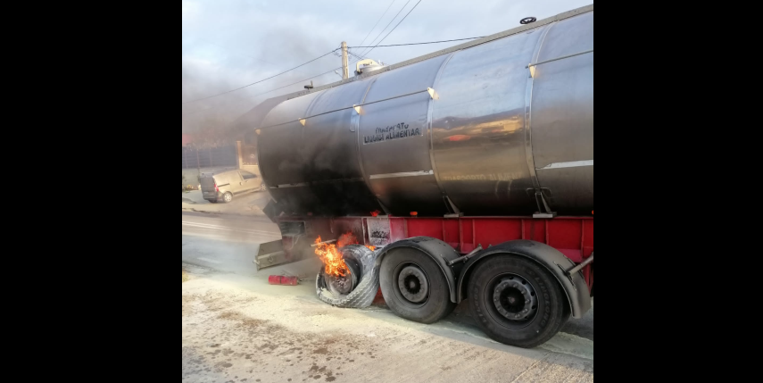 Incendiu în localitatea Chicerea. O autocisternă a luat foc. Pompierii au ajuns la fața locului – EXCLUSIV, FOTO