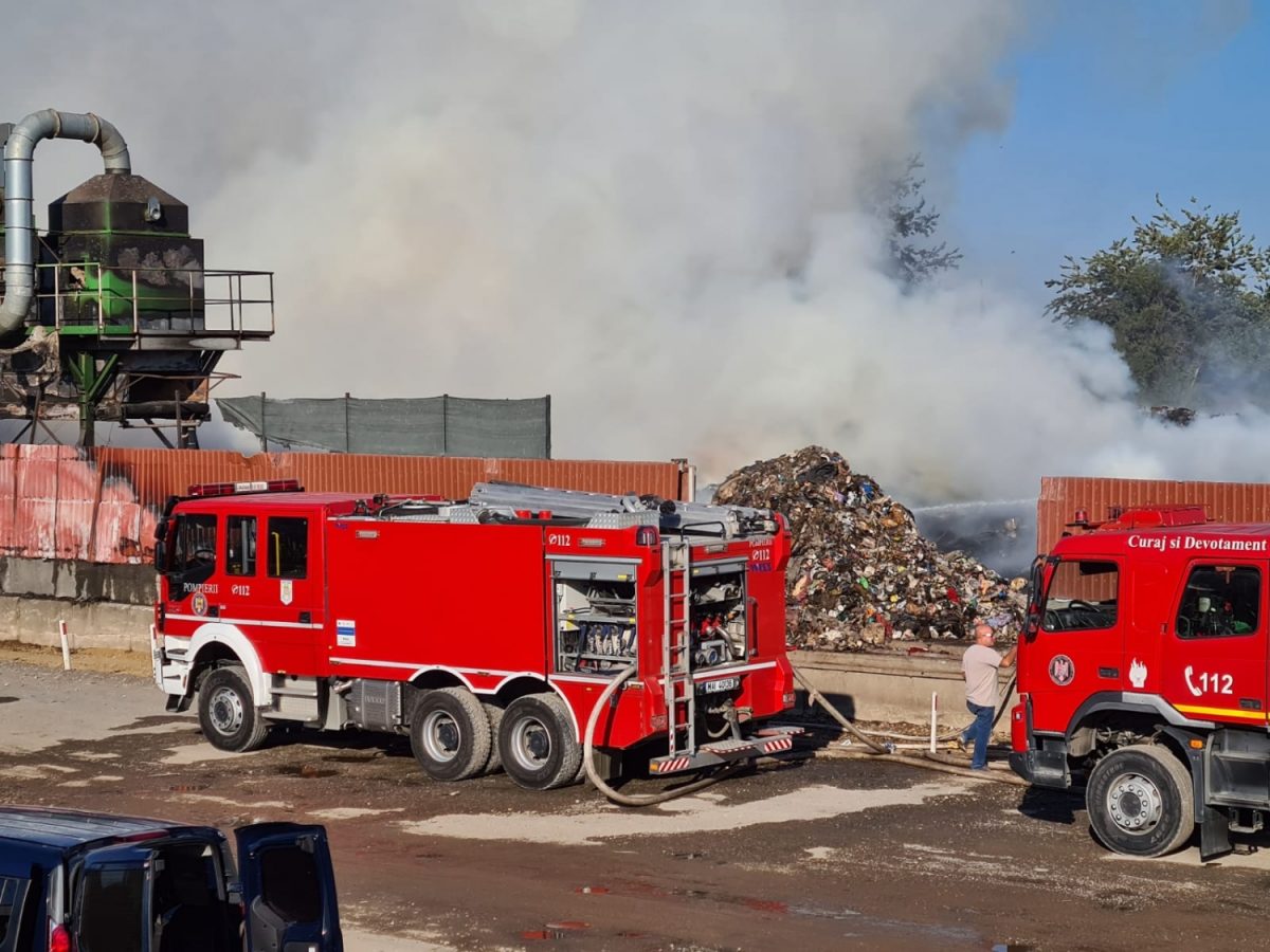Incendiu puternic în Chitila, la un centru de colectare de deșeuri. Autorităţile au emis mesajul RO-ALERT