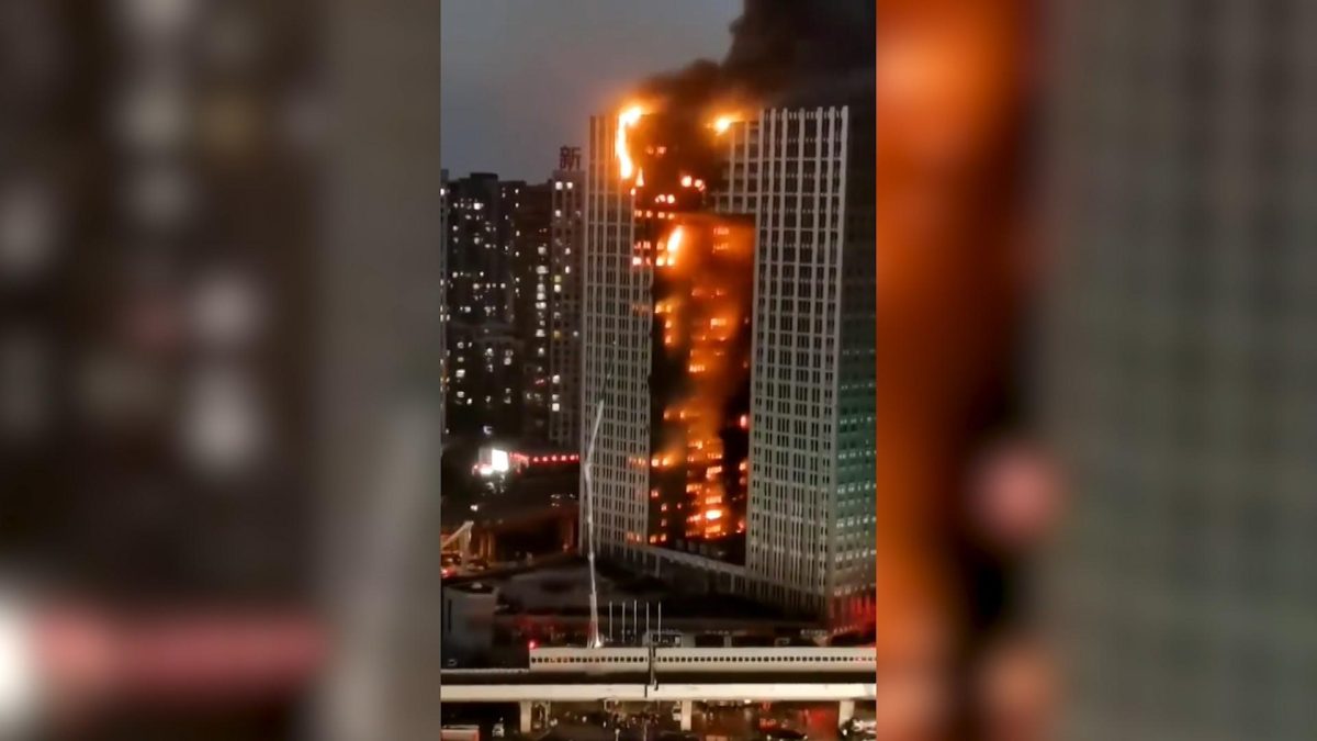 Incendiu puternic în Dubai. Un zgârie nori de 35 de etaje, situat lângă Burj Khalifa, a luat foc – VIDEO
