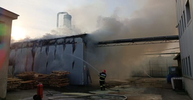 Incendiu puternic în Sălaj. A ars o fabrică de mobilă