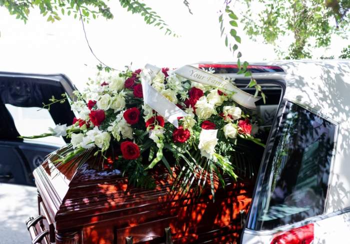 Înmormântări cu bani în plic în loc de coroane de flori. Primarul unei comune dn Hunedoara a venit cu propunerea