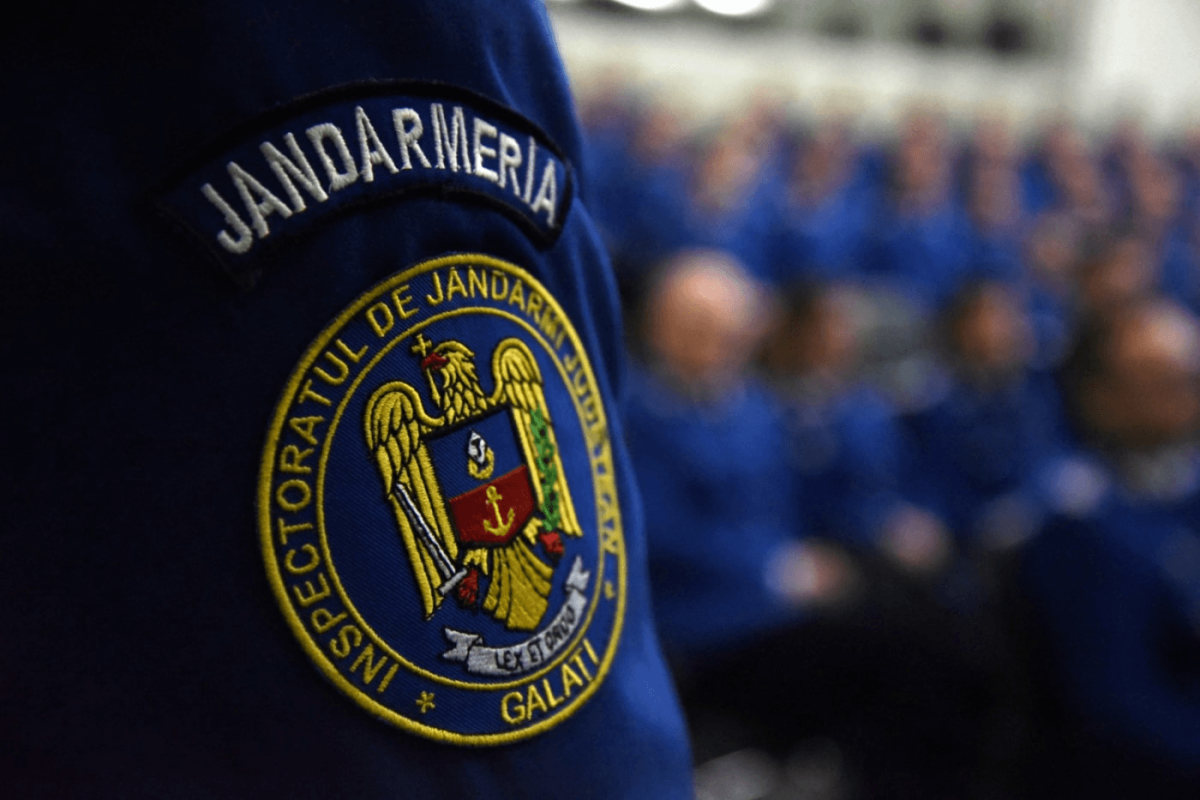 Jandarmii au ridicat două femei de pe scările Catedralei Mitropolitane din Sibiu, în timpul slujbei dedicate Sfantului Ierarh Andrei Șaguna