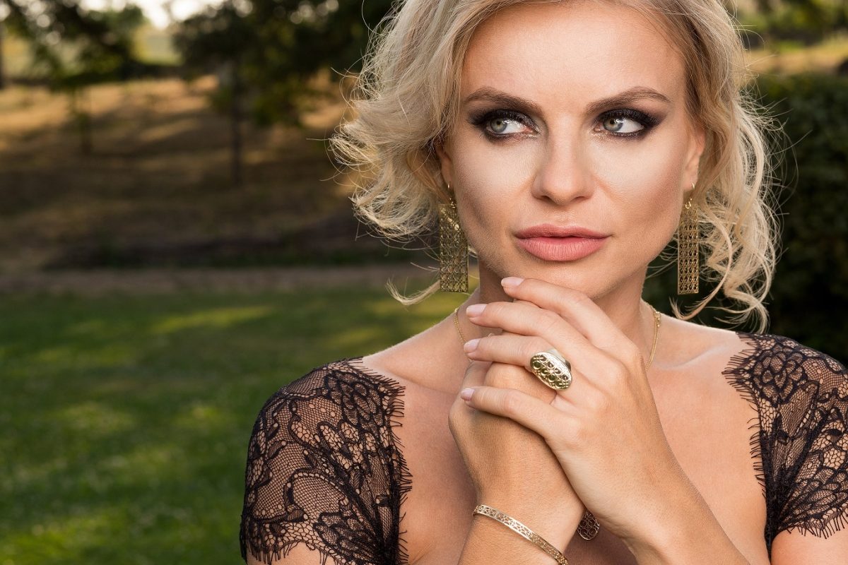 Cătălina Grama atrage multe priviri la vârsta de 41 de ani. Cum se menține în formă celebra actriță Jojo