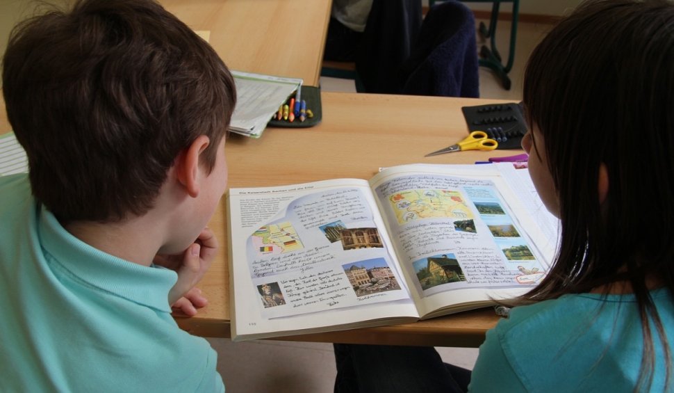 Mai mult de jumătate dintre elevii români spun că profesorii cer bani pentru fondul clasei. O treime susțin că dascălii îi discriminează