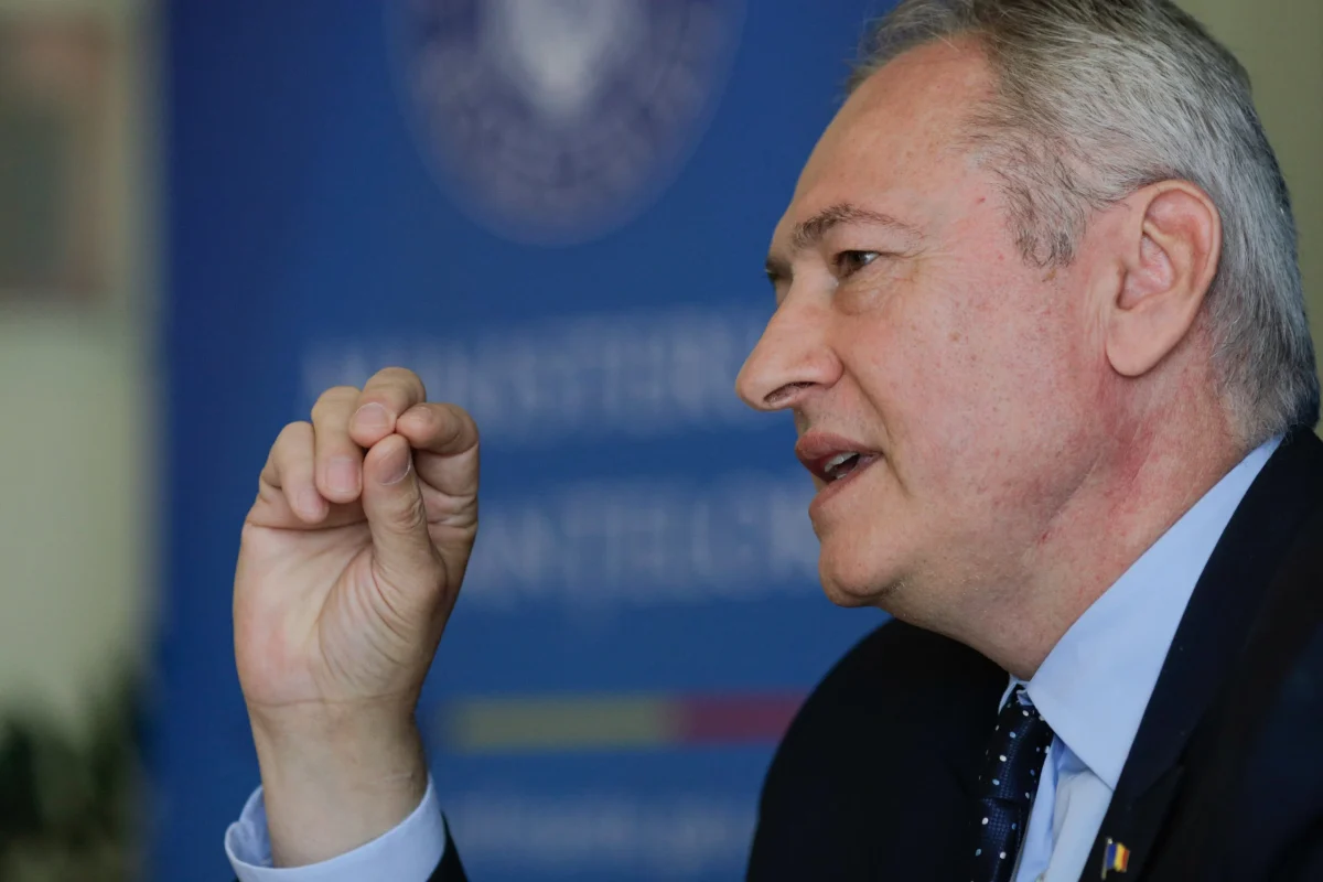 Patru țărani care vindeau în fața casei fructe, amendați cu 30.000 lei. Lucian Heiuș: „Acești nemernici, că nu-i pot numi inspectori, fac de râs ANAF-ul”