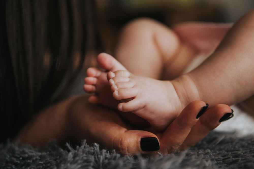 O mamă de doar de 20 de ani a decis să își abandoneze cei doi copii, motiv pentru care a mers la Direcția Generală de Asistență Socială și Protecția Copilului. Aceasta a făcut gestul extrem la începutul lunii octombrie.