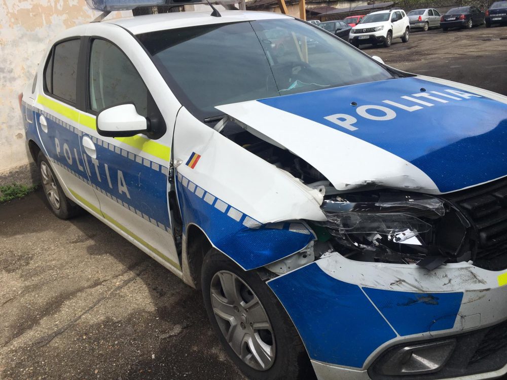 Doi copii cu handicap şi mama lor, somaţi să plătească reparaţiile maşinii care le-a lovit mortal tatăl. MAI cere daune de 29.000 de lei
