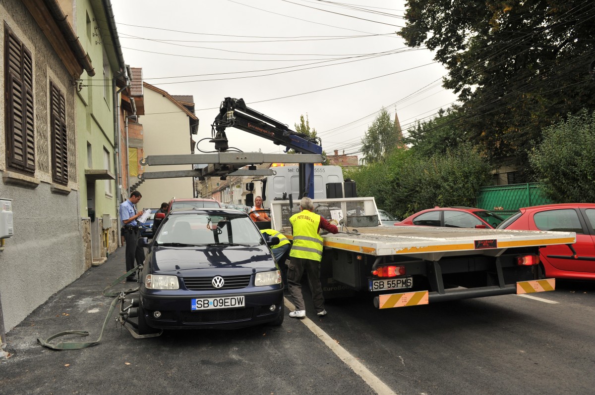 Oficial! Poliția Rutieră poate ridica mașinile staționate neregulamentar. Președintele Klaus Iohannis a promulgat legea