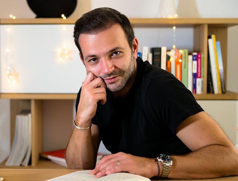 Mihai Morar se mândrește pe Facebook cu familia sa frumoasă. Celebrul prezentator își dorește să devină din nou tată