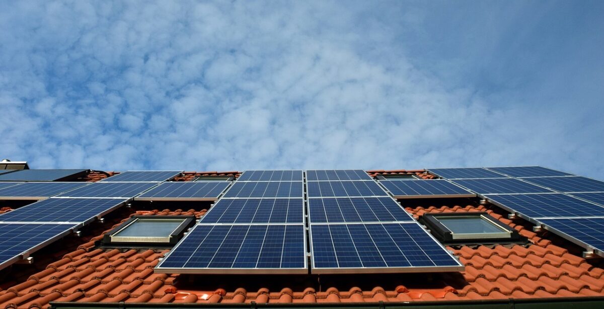 Numărul românilor care folosesc panouri solare a crescut semnificativ