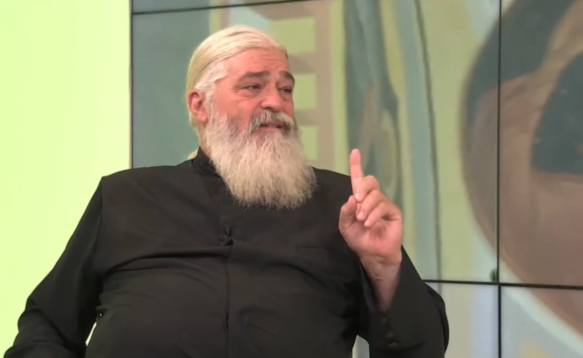 De ce ortodocșii cinstesc Sfânta Cruce? Părintele Calistrat Chifan: „Este singurul lemn din Rai adus pe pământ, care face legătura între pământ și cer” – VIDEO