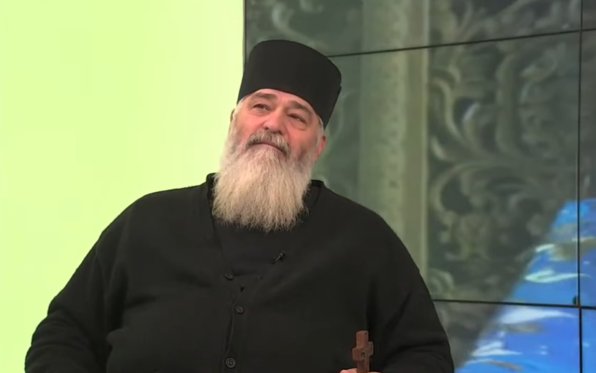 Sfaturile părintelui Calistrat Chifan pentru credincioși: „Pentru fiecare icoană pe care o ai în casă trebuie să faci o închinăciune și zilnic să le atămâiezi” – VIDEO