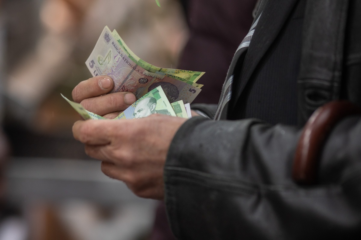 Ce părere au românii despre păstrarea sau eliminarea pensiilor speciale pentru parlamentari şi pensionari din Justiţie