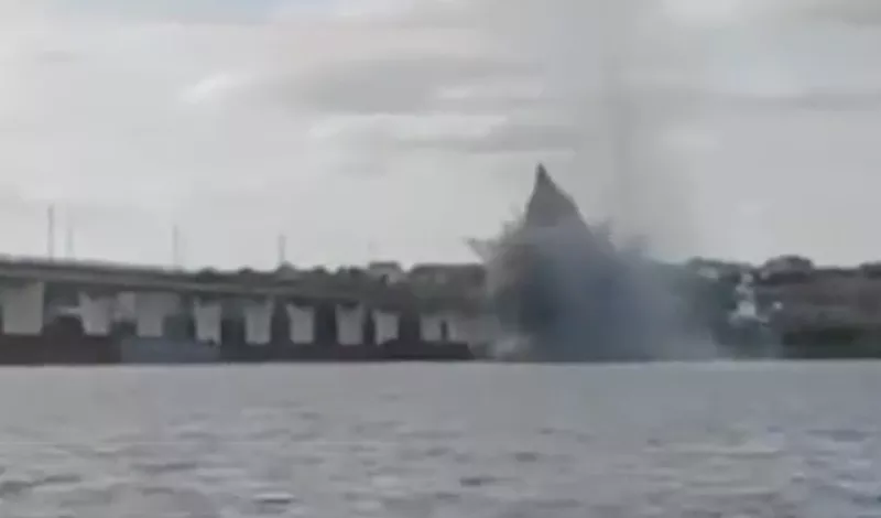 Atac al ucrainenilor condus cu lansatoarele multiple de rachete HIMARS asupra podului Antonovski, de peste Nipru – VIDEO
