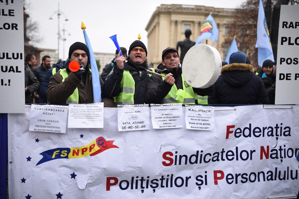 Protest la Ministerul Muncii. Poliţiştii au ieşit în stradă