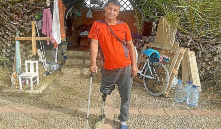 Povestea de viață a lui nea Costică. Românul s-a dus la muncă în Spania, dar a rămas fără un picior. Acum doarme într-o piață