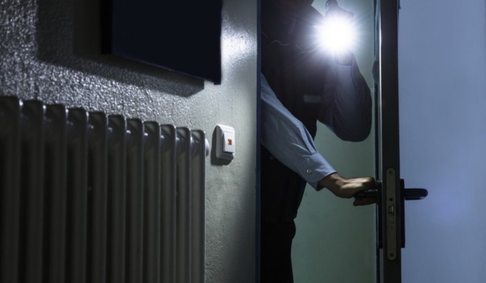 Până şi şeful medicilor de familie din Gorj este afectat de facturile la energie. Îşi primeşte pacienţii la lumina lanternei