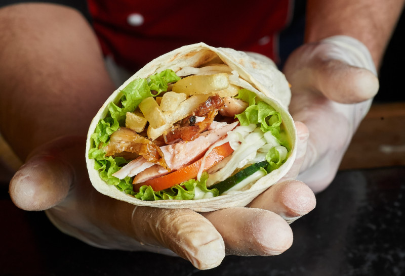 O femeie a comandat o shaorma „la pachet” dintr-un fast-food. Când a ajuns acasă a avut un șoc