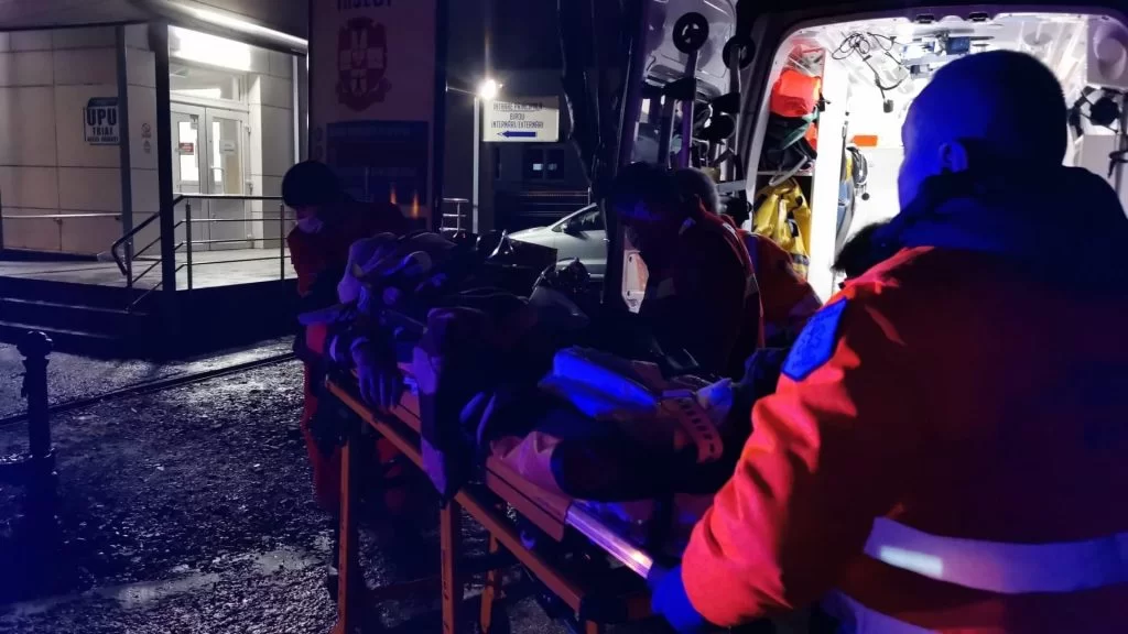 Vasluianul împuşcat după ce a sărit cu toporul la polițiști şi părinții înjunghiaţi de acesta, aduşi la Iaşi cu răni grave – FOTO, VIDEO