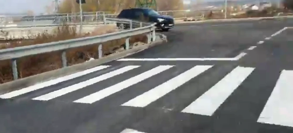 Dorel a lovit din nou! Trecere de pietoni care dă din parapet în groapă, la Suceava – VIDEO