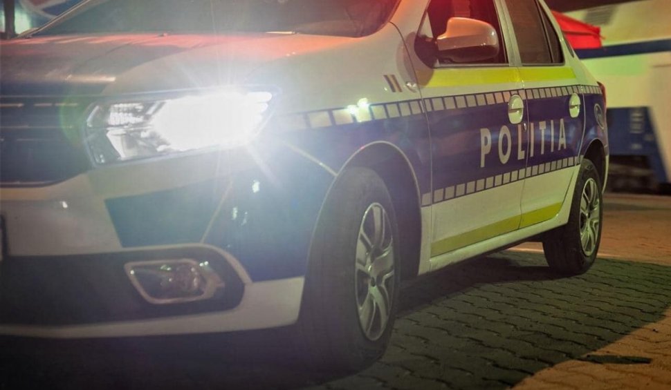 Trei polițiști din Caraș-Severin sunt acuzați că ar fi bătut un bărbat cu parul, aruncat în Dunărea înghețată și apoi abandonat la tomberon
