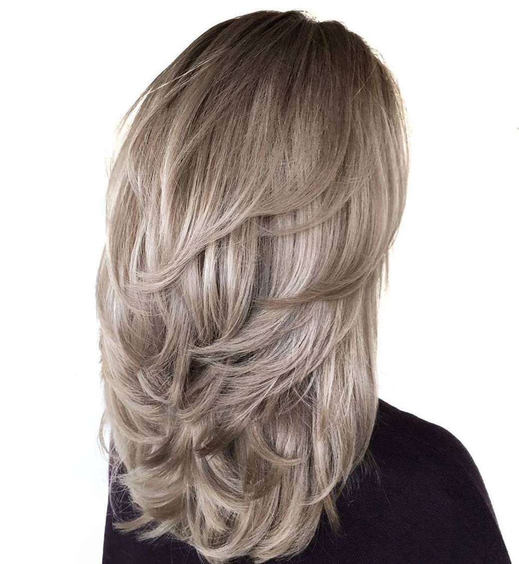 Tunsori în scări cu volum. Un look de excepție potrivit pentru femeile romantice