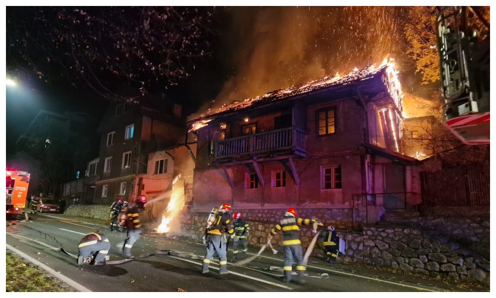 Un incendiu devastator a cuprins o casă situată între Brașov și Poiana Brașov. Focul era cât pe ce să se extindă şi la alte locuinţe – VIDEO
