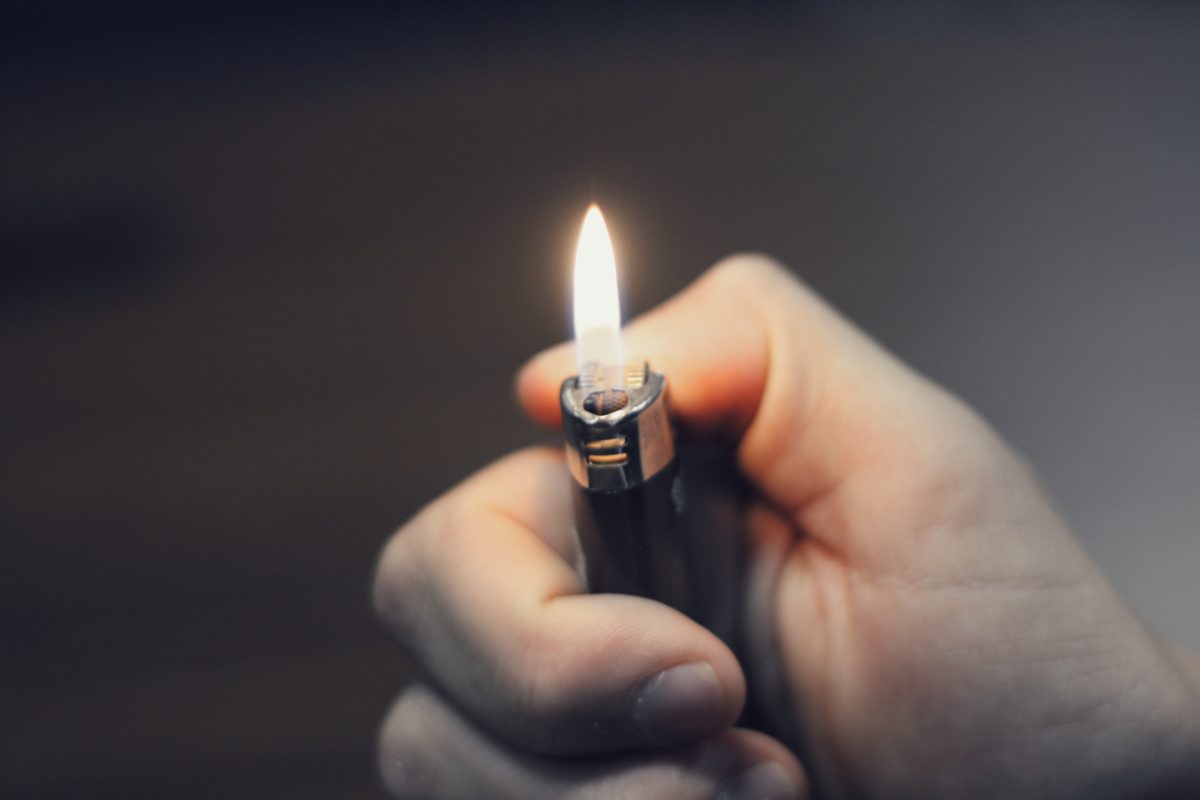 Un tânăr din Vaslui s-a autoincendiat. Echipajele de intervenție l-au găsit arzând ca o torță, în fața blocului în care lucra iubita lui