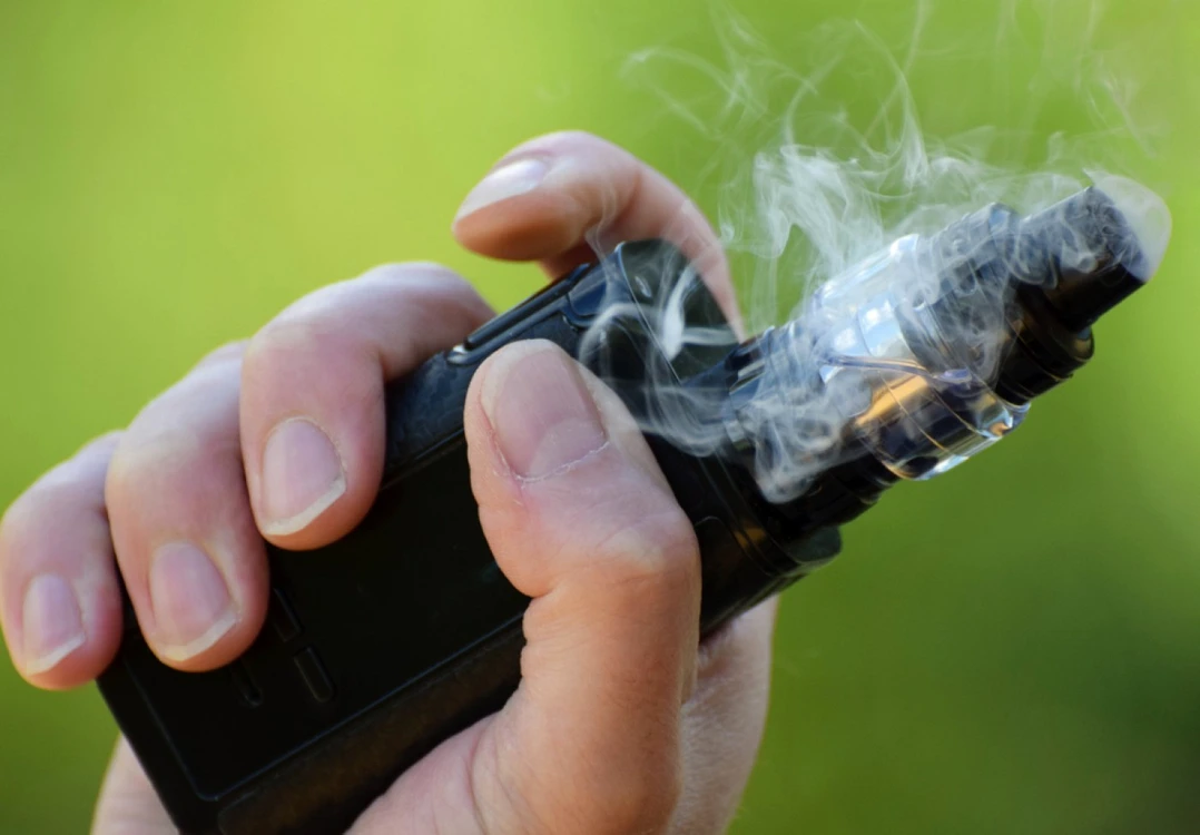 Veste proastă pentru fumători. Vapingul, taxat pentru prima dată în Uniunea Europeană