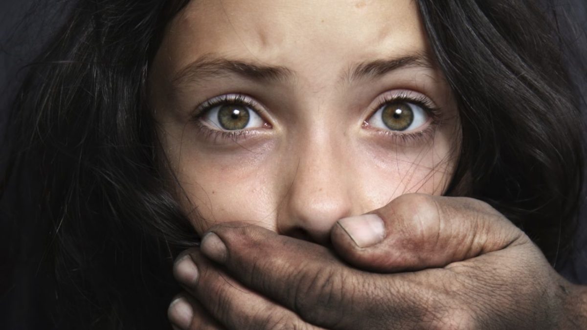 Revoltător: O femeie a fost martora violurilor repetate a fiicei ei de numai 9 ani, unul dintre agresori fiind chiar concubinul mamei sale