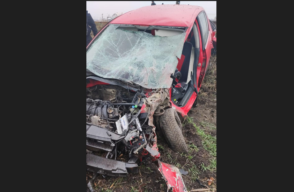 Accident rutier în județul Neamț! Un tren care circula pe ruta Iași-Bacău a intrat în coliziune cu un autoturism – FOTO