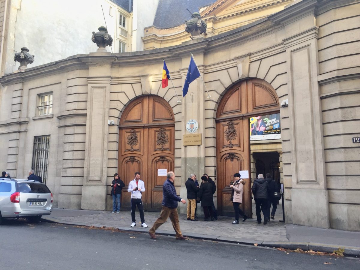 Ambasada României din Paris a primit un plic suspect cu zahăr şi bicarbonat