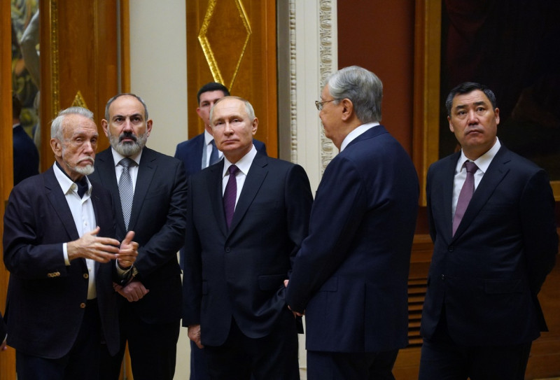 Putin și-a invitat aliații la o petrecere cu ceai. Lukașenko: „Tu și cu mine punem multe puncte pe i seara”