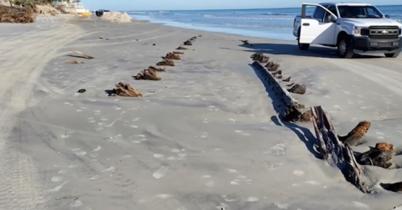 Un obiect misterios a început să iasă din nisip, pe o plajă din Florida. Care sunt explicaţiile