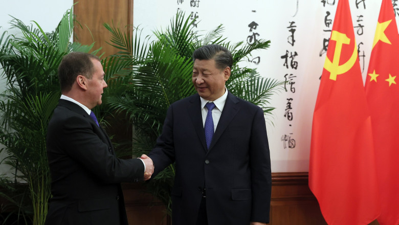 Vizită neanunțată la Beijing a fostului lider rus Medvedev. Xi Jinping îndeamnă Rusia la „moderație” și „dialog” cu Ucraina