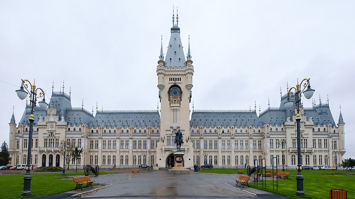 Microexpoziţia „Capriciu şi cochetărie feminină – trusa de toaletă a Adelei Sturdza Kogălniceanu”, la Palatul Culturii din Iaşi