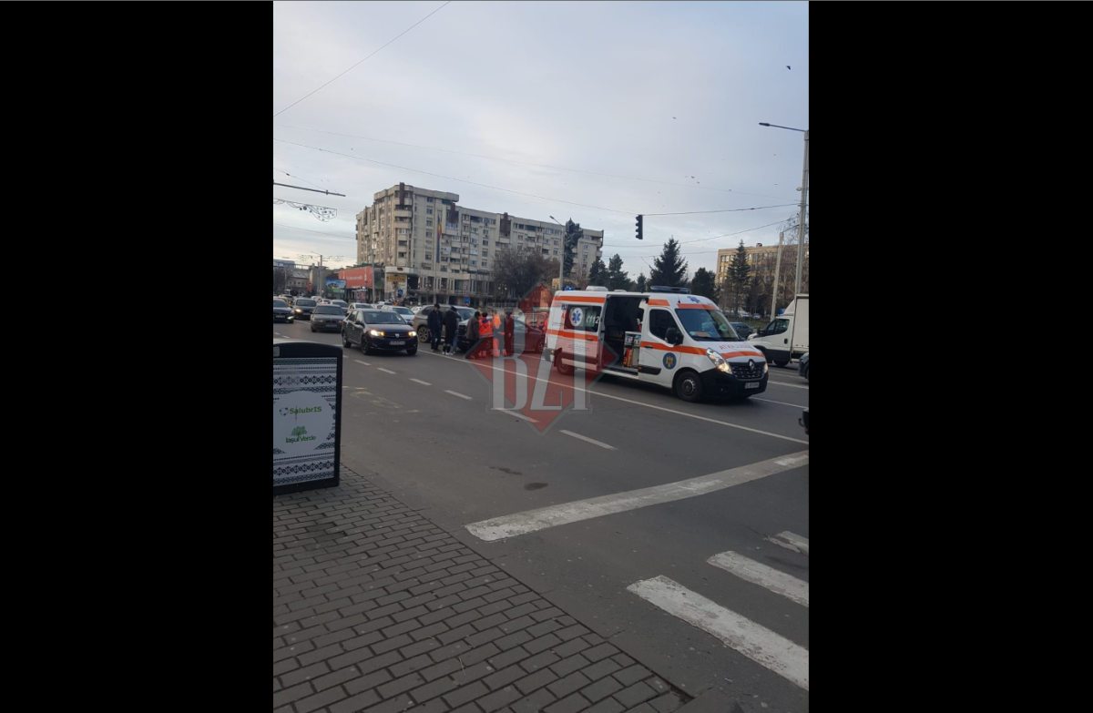 Accident rutier pe bulevardul Independenţei. Două autoturisme au intrat în coliziune – FOTO