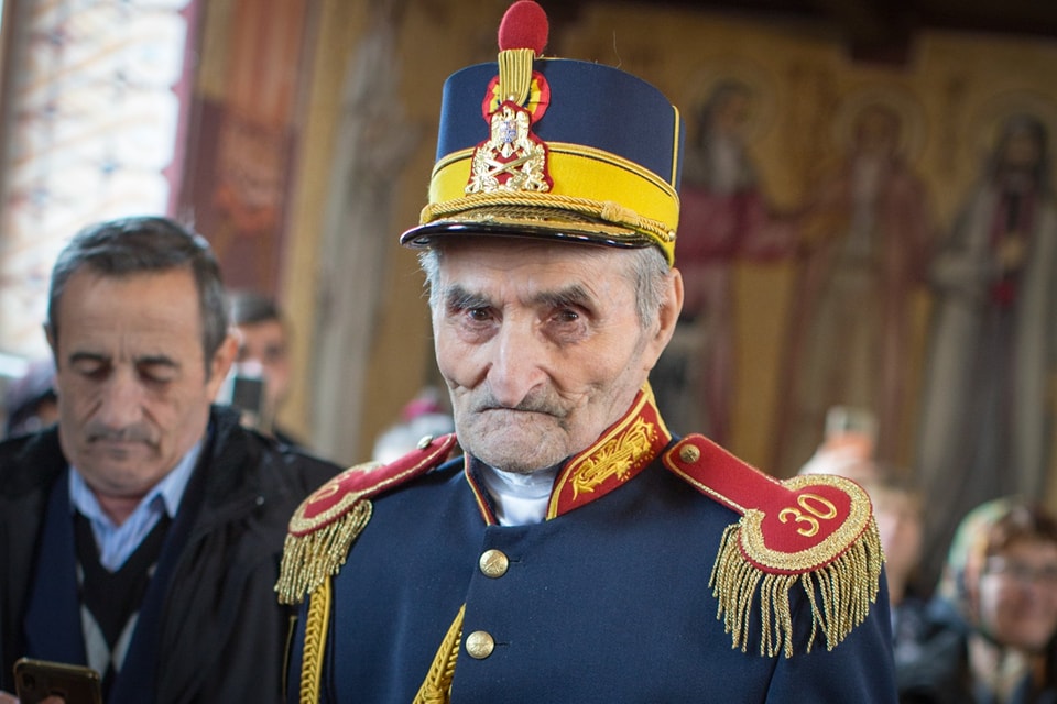 Veteranul Irod Moisă a împlinit 100 de ani. Singurul militar român din Garda Regală rămas în viaţă a primit Emblema de Onoare a Armatei Române